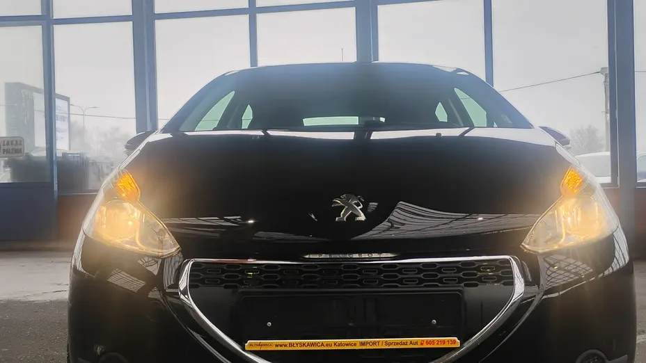 PEUGEOT 208 -