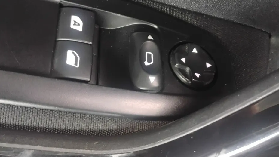 PEUGEOT 208 -