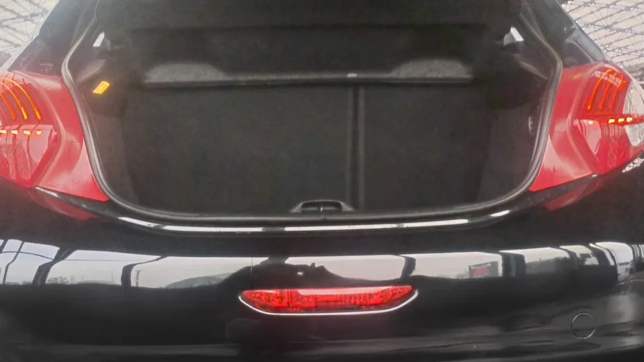 PEUGEOT 208 -