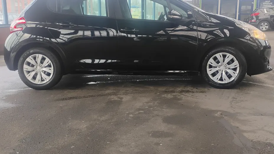 PEUGEOT 208 -