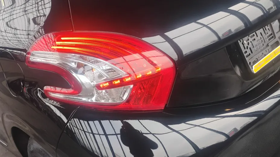 PEUGEOT 208 -