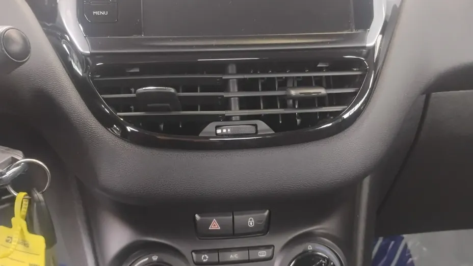PEUGEOT 208 -