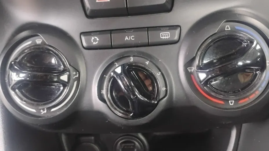 PEUGEOT 208 -