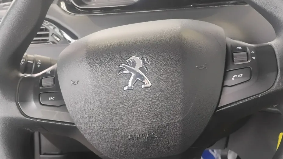 PEUGEOT 208 -