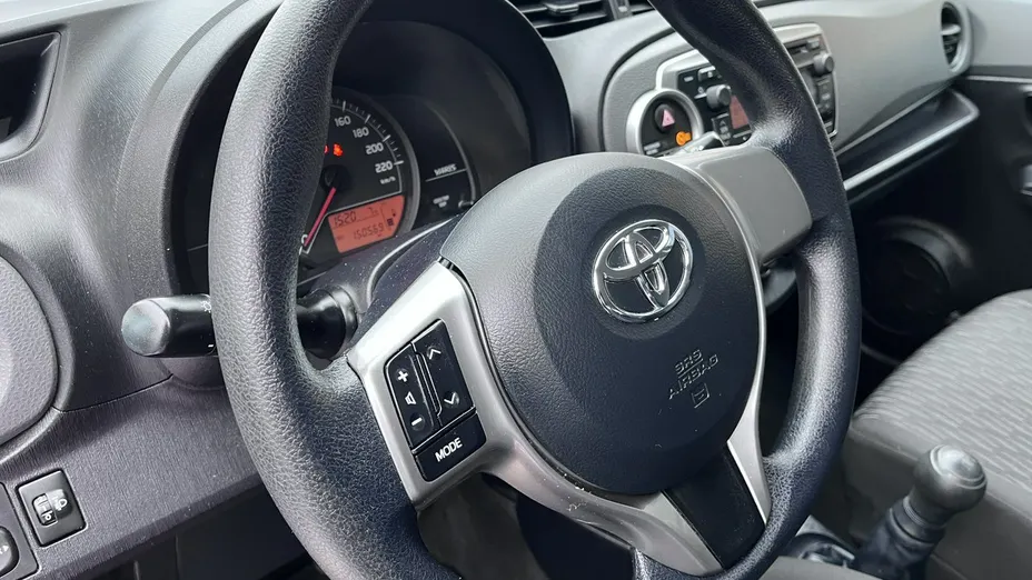 TOYOTA Yaris -