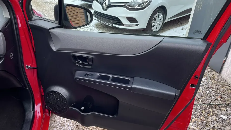 TOYOTA Yaris -