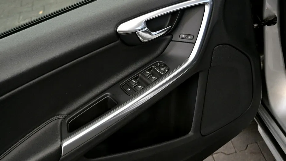 VOLVO V60 -
