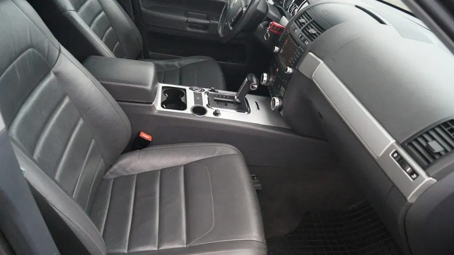 VOLKSWAGEN Touareg -