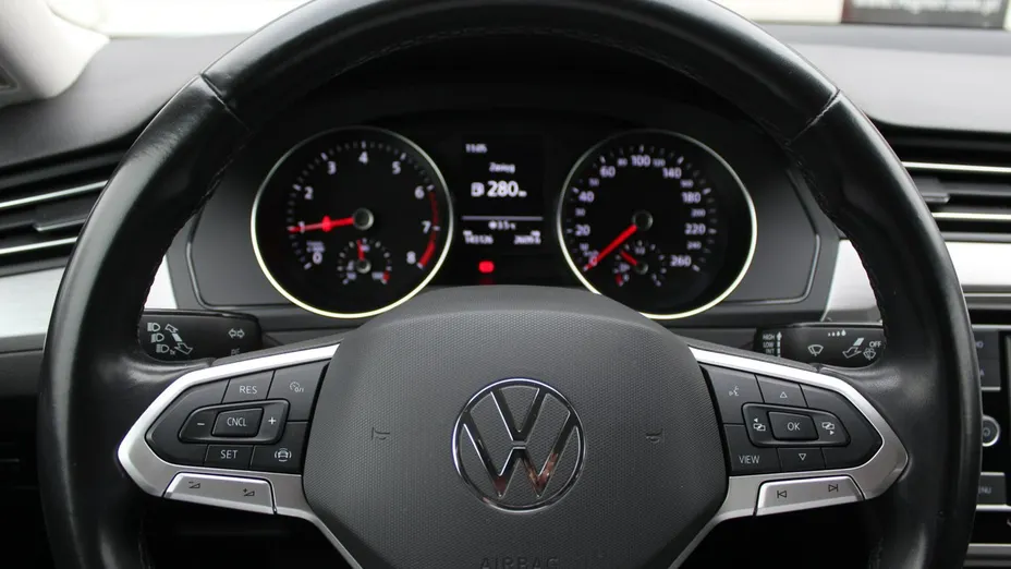 VOLKSWAGEN Passat -