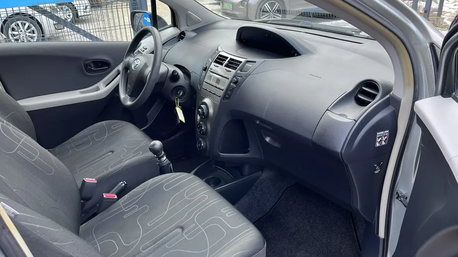 TOYOTA Yaris -