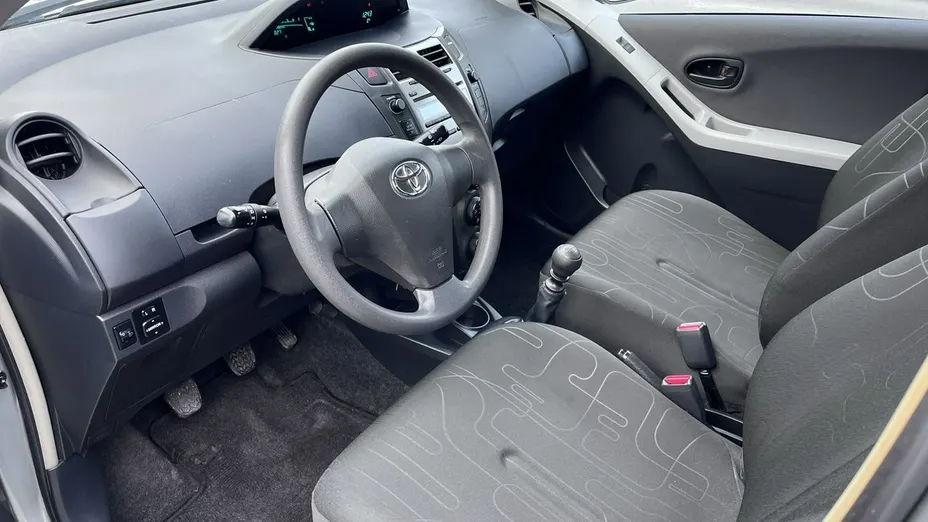 TOYOTA Yaris -