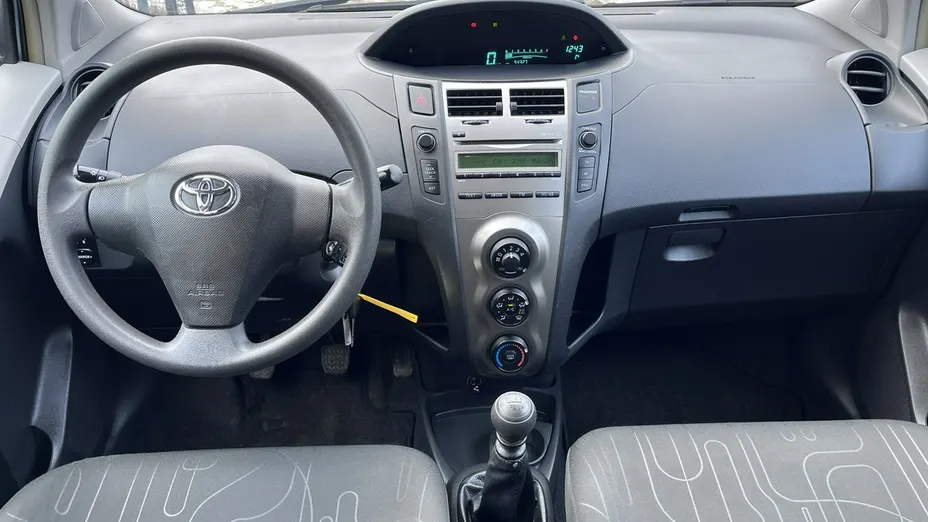 TOYOTA Yaris -