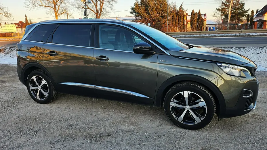 PEUGEOT 5008 -