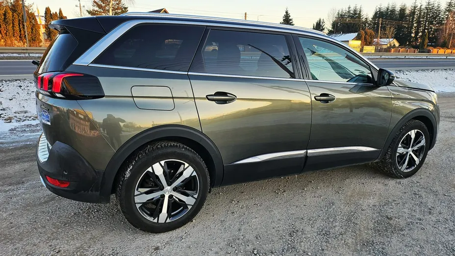 PEUGEOT 5008 -