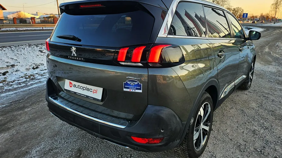 PEUGEOT 5008 -