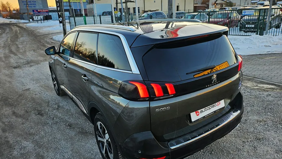 PEUGEOT 5008 -
