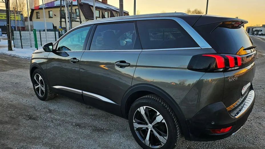 PEUGEOT 5008 -