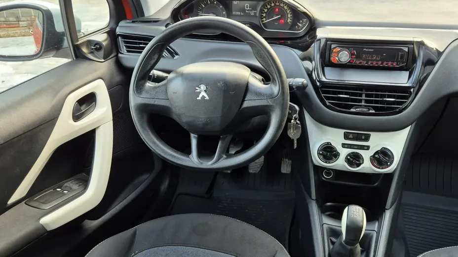 PEUGEOT 208 -