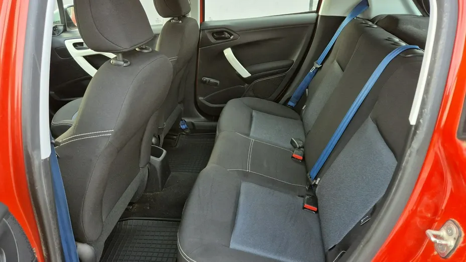 PEUGEOT 208 -