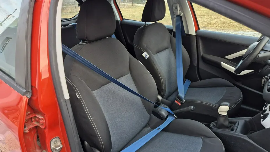PEUGEOT 208 -