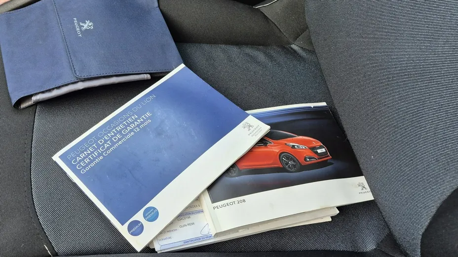 PEUGEOT 208 -