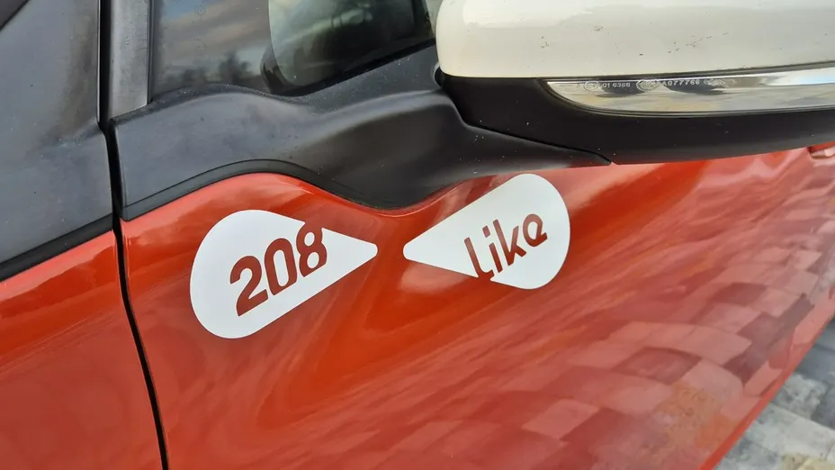 PEUGEOT 208 -
