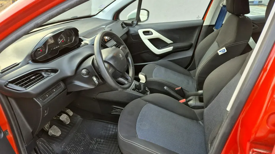 PEUGEOT 208 -