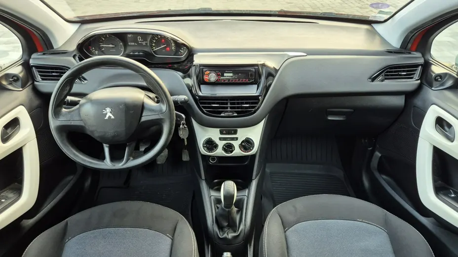 PEUGEOT 208 -