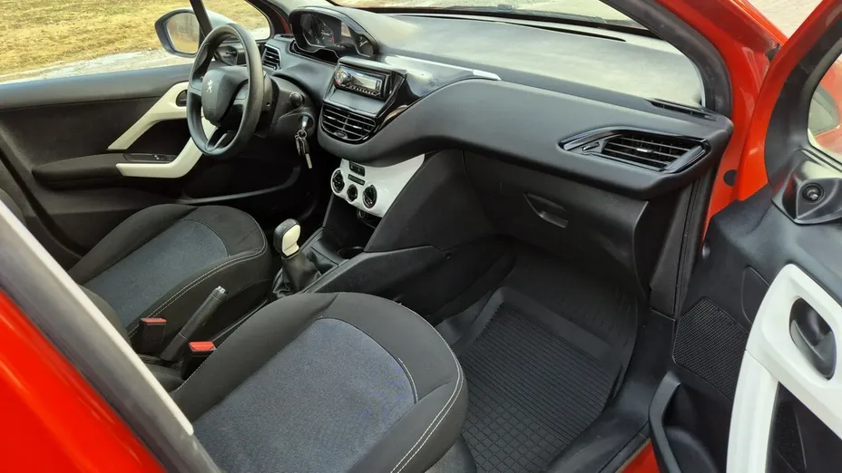 PEUGEOT 208 -