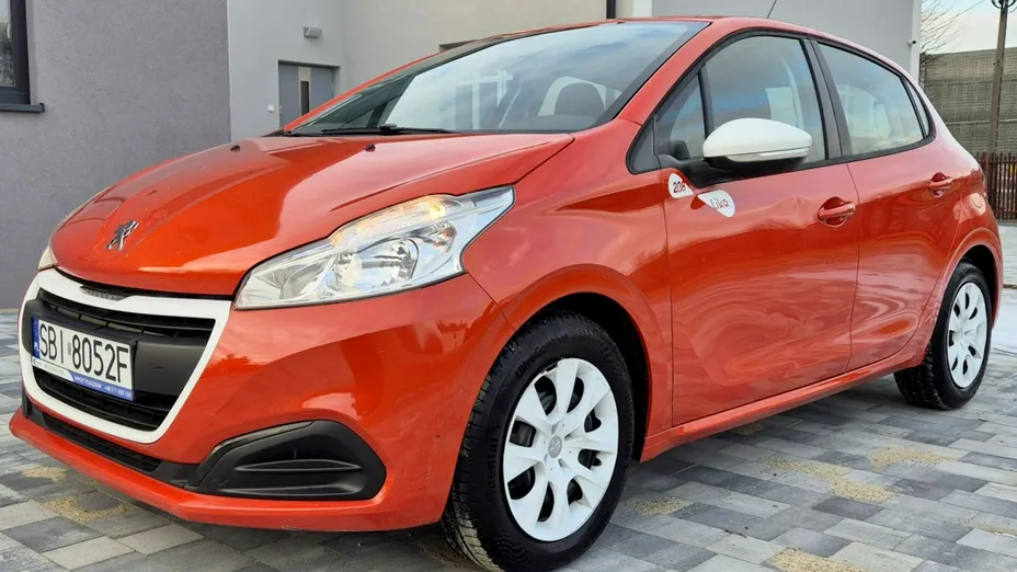 PEUGEOT 208 -