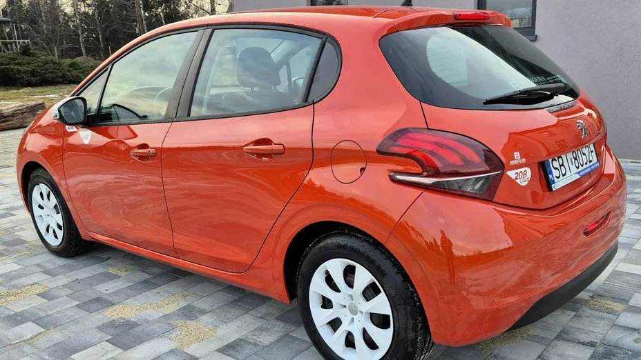 PEUGEOT 208 -