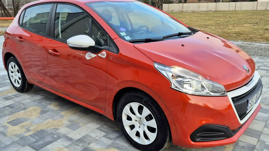 PEUGEOT 208 -