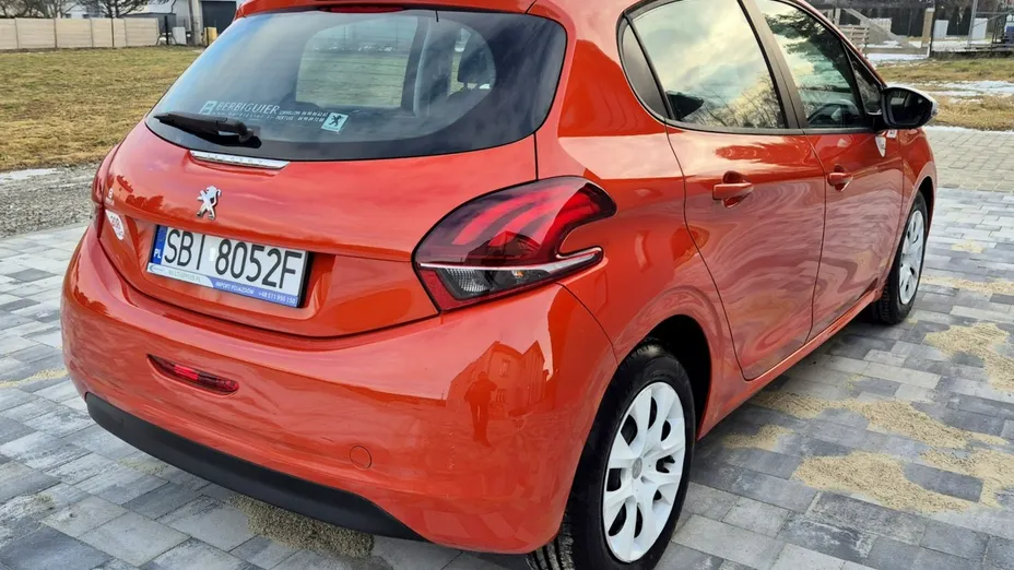 PEUGEOT 208 -