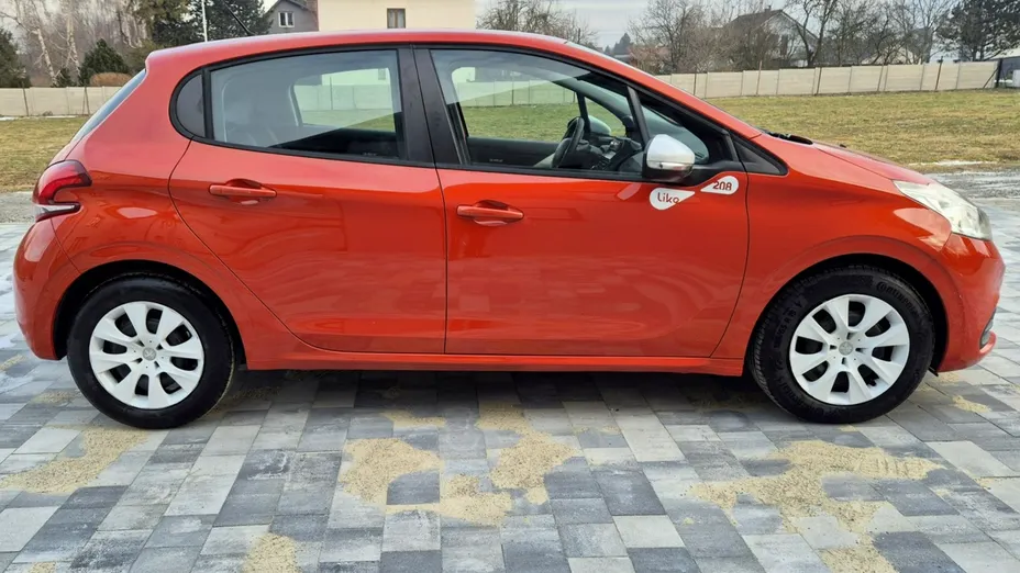 PEUGEOT 208 -