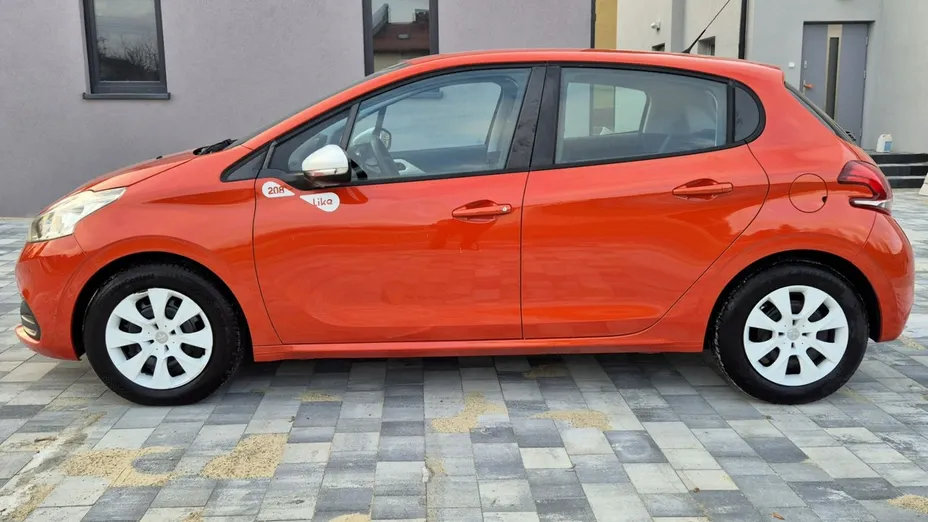 PEUGEOT 208 -