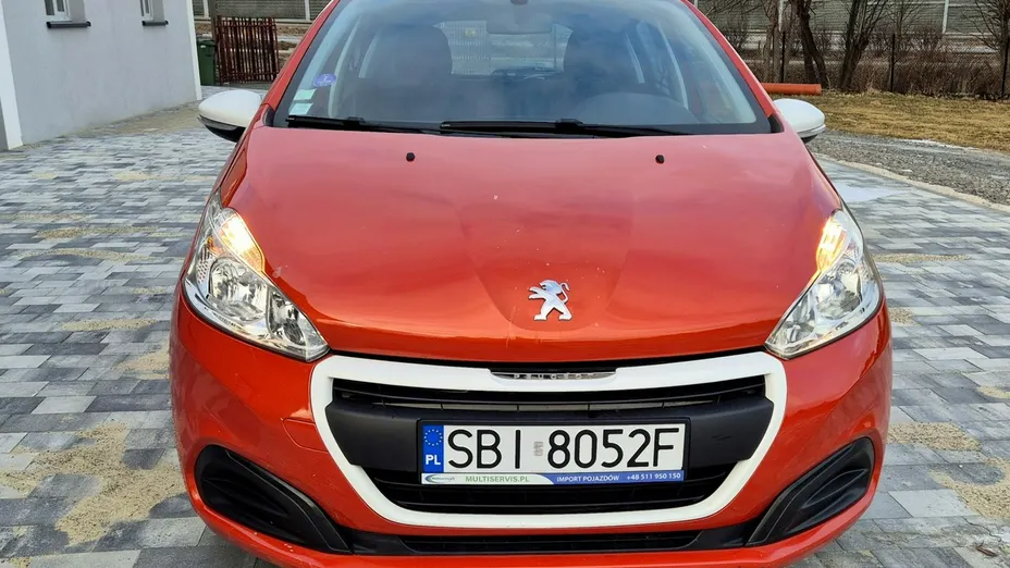 PEUGEOT 208 -