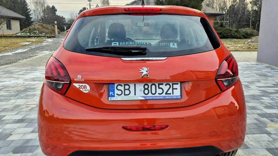 PEUGEOT 208 -