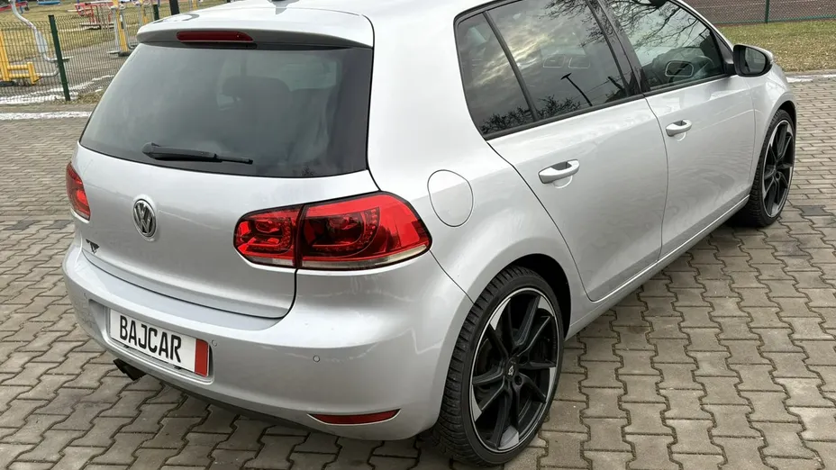VOLKSWAGEN Golf -