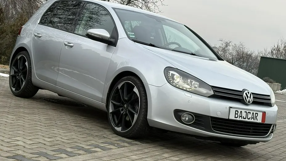 VOLKSWAGEN Golf -