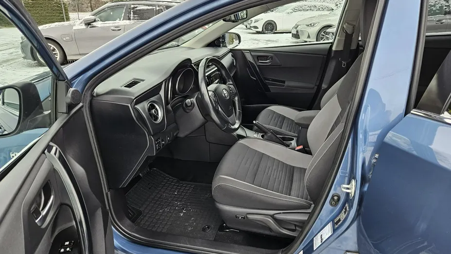 TOYOTA Auris -