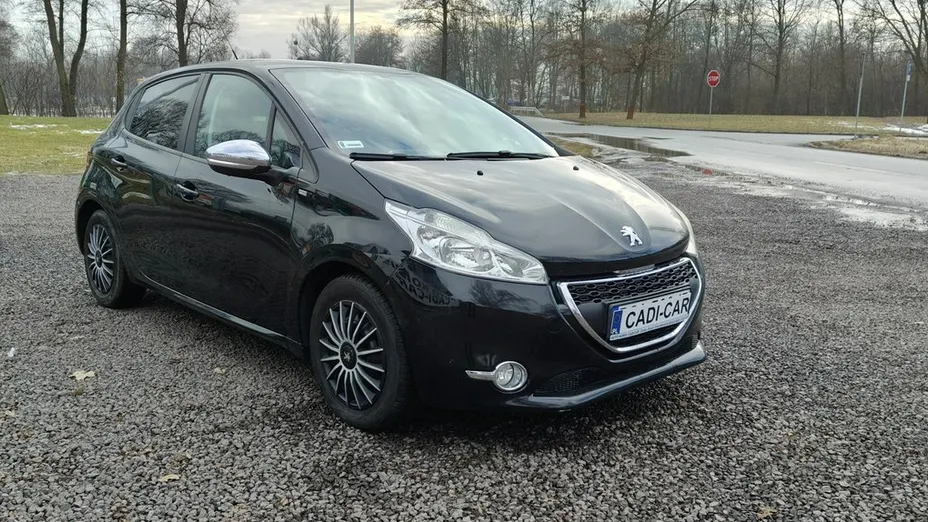 PEUGEOT 208 -