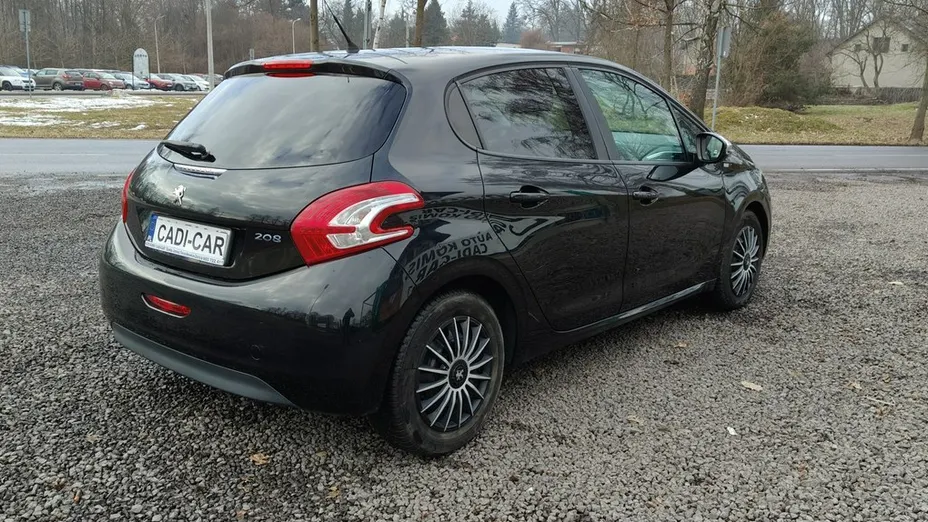 PEUGEOT 208 -