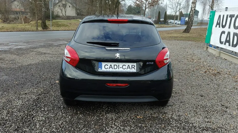 PEUGEOT 208 -