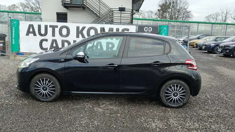 PEUGEOT 208 -