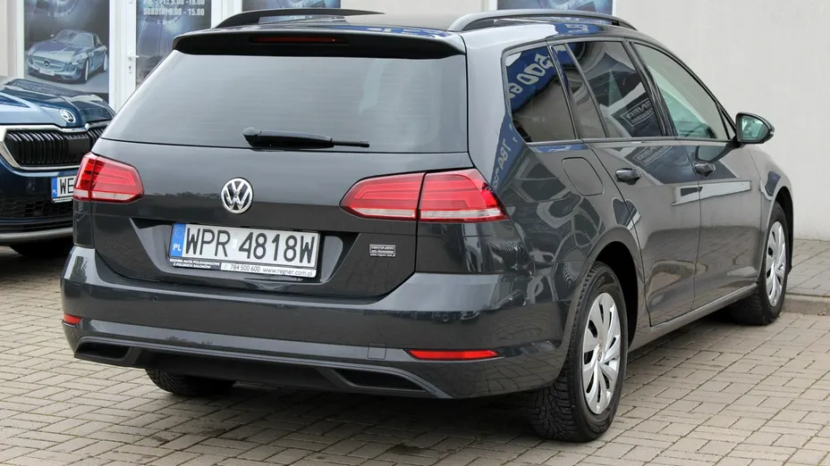 VOLKSWAGEN Golf -