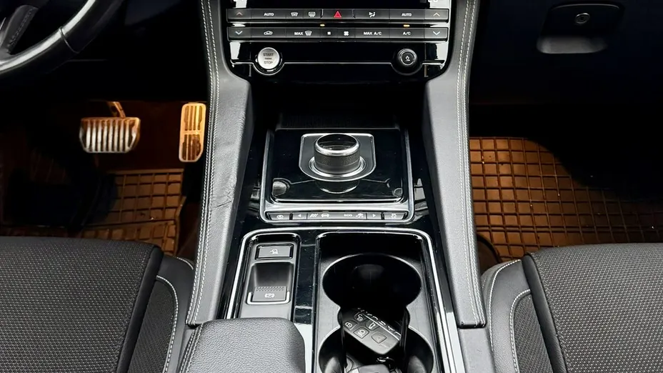 JAGUAR F-Pace -