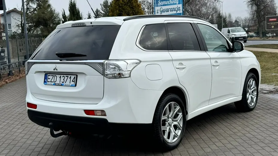 MITSUBISHI Outlander -
