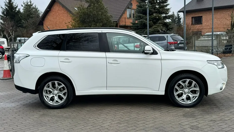 MITSUBISHI Outlander -