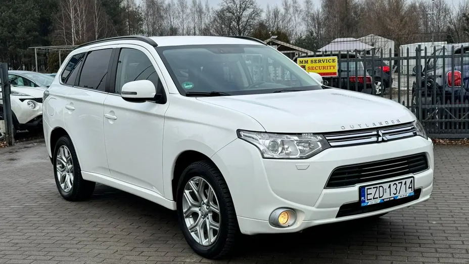 MITSUBISHI Outlander -