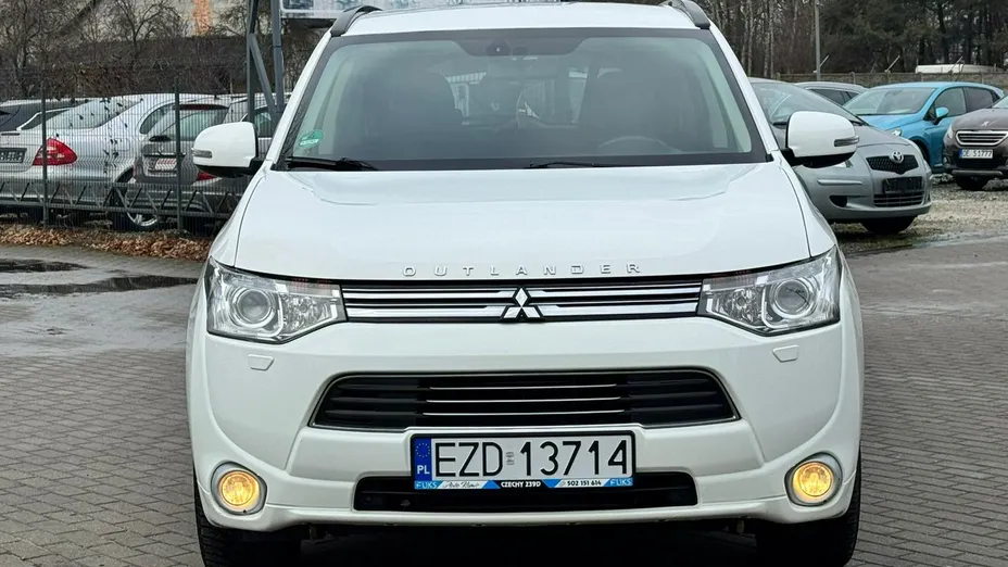 MITSUBISHI Outlander -